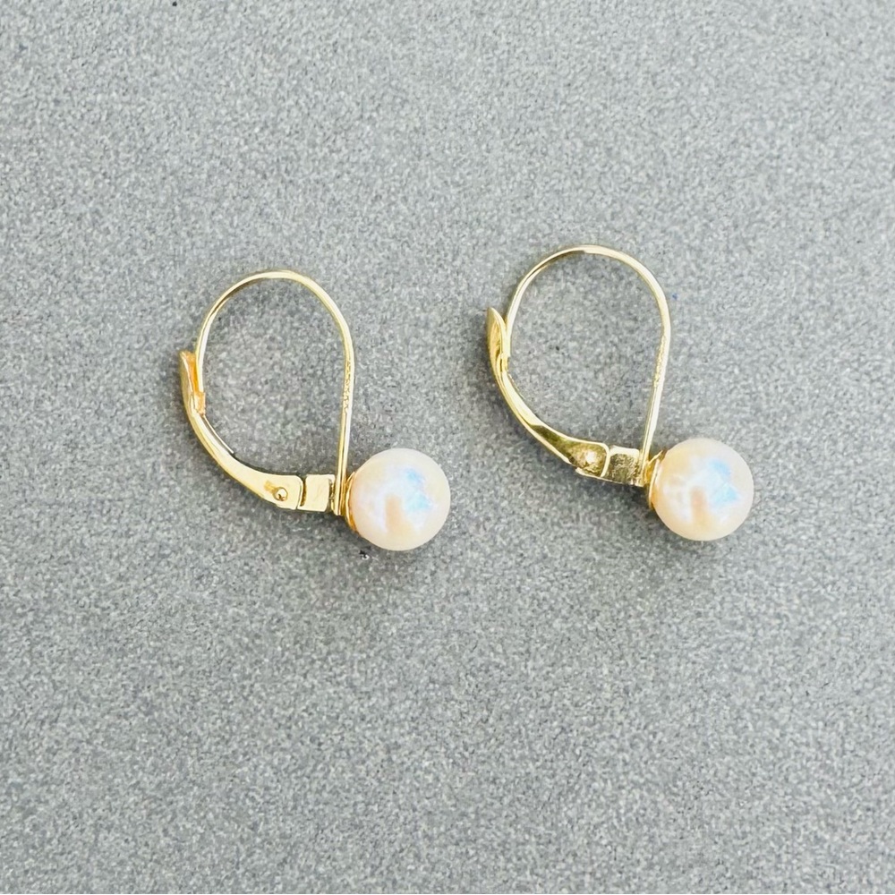 14K Gold 4cm Pearl Drop Leverback Earrings. 1.5 cm drop. Pristine!